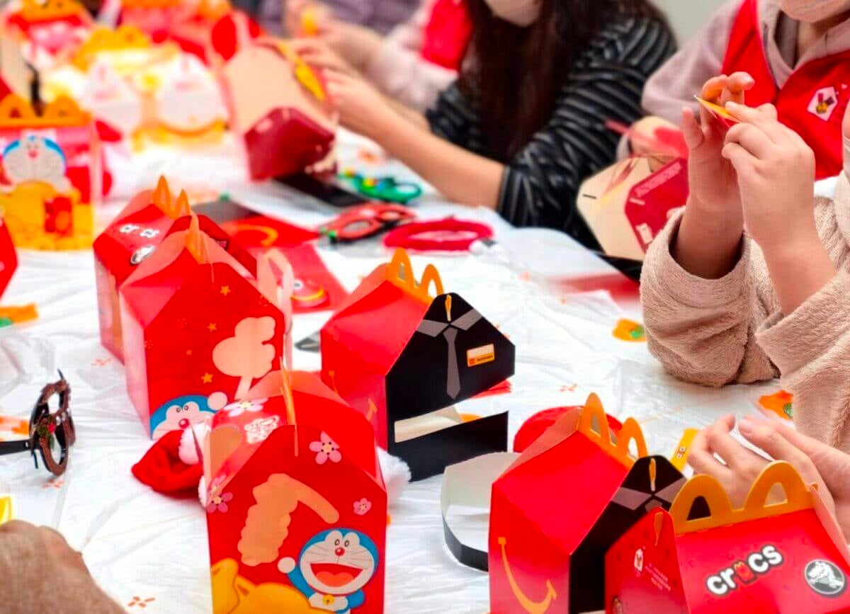 Les visiteurs de la maison RMHC fabriquent des boîtes de Happy Meal personnalisées